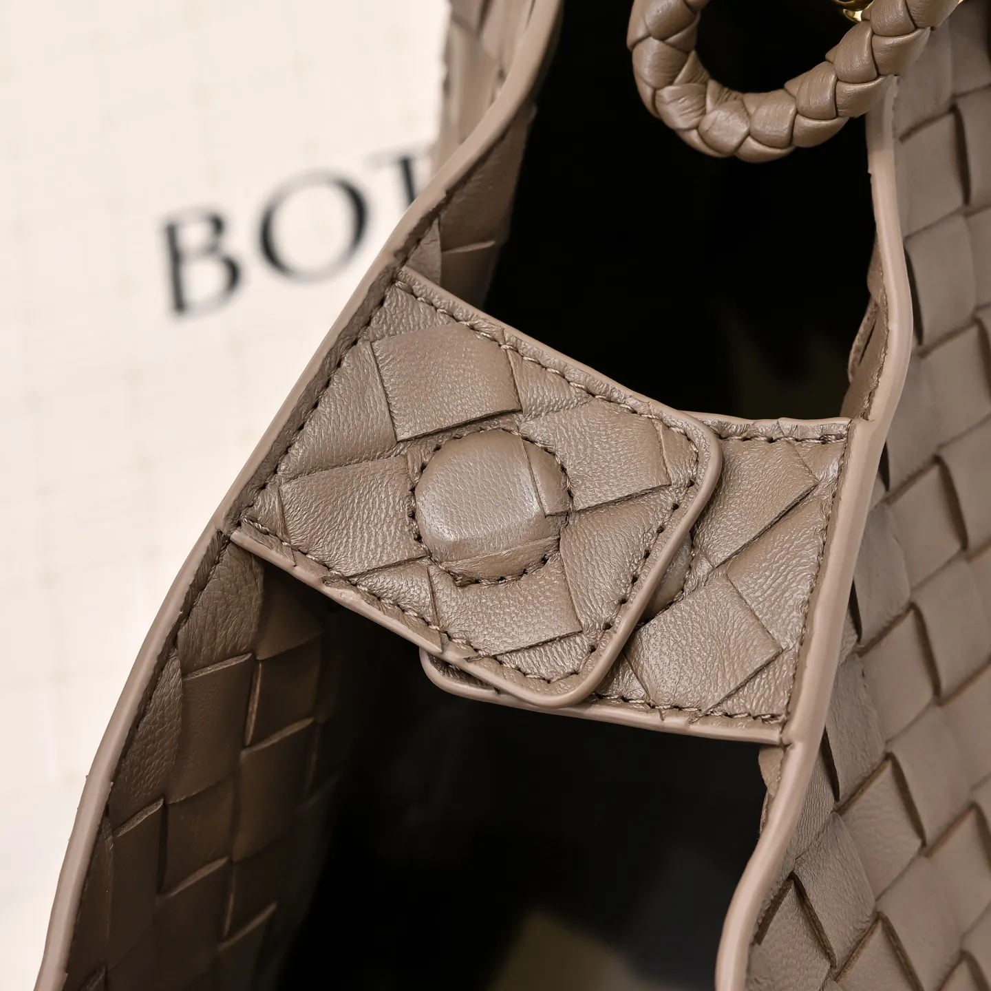 Batch 2060 BOTTEGA VENETA 2025 Autumn New Product Medium Parachuta The long-awaited new medium parachuta is here, with a unique appearance and iconic metal knots, and a whole piece of leather folds the four corners into a parachute shape! The exquisite Knot metal buckle is like putting jewelry on a bag. It is high-end and elegant. Its super capacity can hold all your things! The overall effect of this bag is very different from before. It is neither too delicate to provide a large capacity nor too bulky because of its practicality. It simply provides a perfectly suitable bag for casual and simple people👜 Style number: 5921 Size: 29.5*18.5*17.5cm